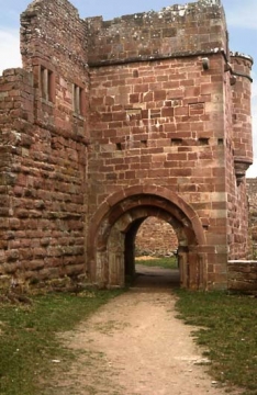 09 Torbau mit Burgkapelle im Obergeschoss. Hoch über dem abgetreppten romanischen Tor sitzen links 2 Fenster des südlichen Wohnbaus mit Blick in den 
Torzwinger.