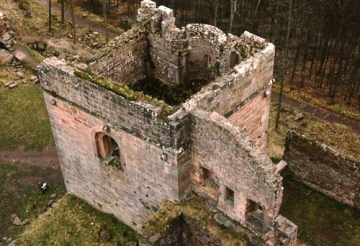13 Blick vom Bergfried in die leicht trapezartig 
verzogene Kapellenruine des Torbaus.