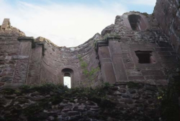 14 Inneres der St. Georgs-Kapelle mit Blick in die Apsis.