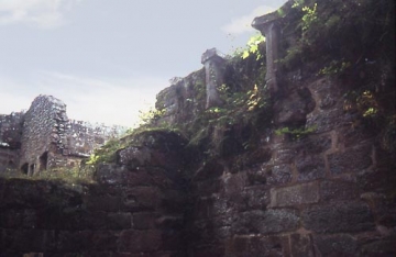 24 Blick aus der Ruine des südlichen Wohnbaus in 
Richtung Torbau.