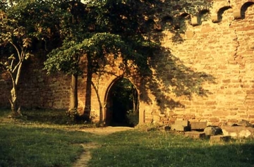 25 Eine 1445 errichtete große Sperrmauer mit 
Blendbögen unterteilt den offenen Burgraum in einen 
vorderen und einen kleineren inneren Burghof.