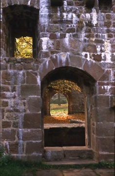 32 Palasportal mit Stichbogen.