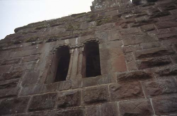 43 Romanisches Doppelfenster in der Nordwand des 
Palas.
