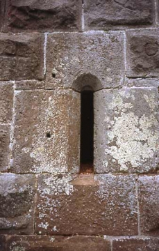44 Romanisches Kellerfenster in der Nordwand des Palas.